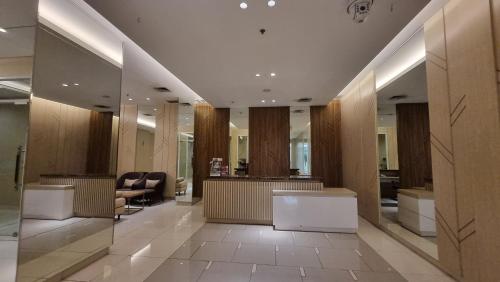 OYO 95052 Cordia Tower في Tjikuda Dua: لوبي مع مكتب استقبال وغرفة انتظار