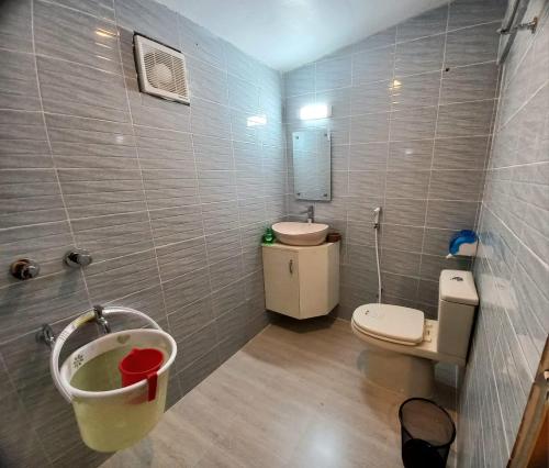 斯里曼加尔乌帕齐拉Jolpoddo Retreat的一间带马桶和洗手池的小浴室