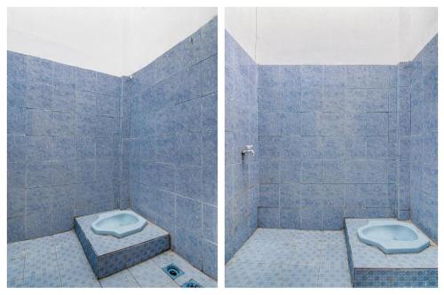 une salle de bain carrelée bleue avec des toilettes à l'intérieur dans l'établissement Hotel O Nayla Homestay Syariah Near Koro Koro Panam, Karaoke, Pool, & Cafe, à Sultan Syarif Kasim II International Airport