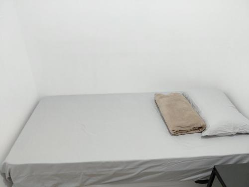 سرير أو أسرّة في غرفة في Hospedagem Residencial Butantã