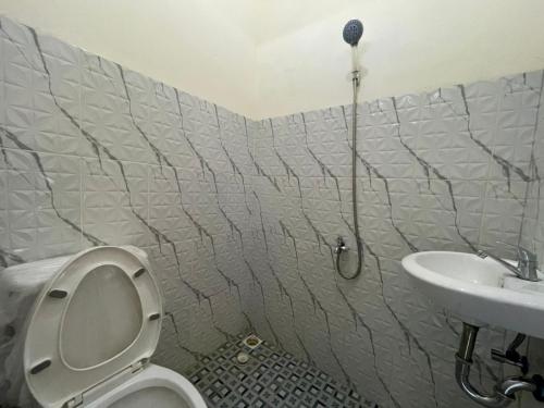 Sultan Syarif Kasim II International AirportCapital O 95046 Gefa Sleep N Go的带马桶和水槽的浴室