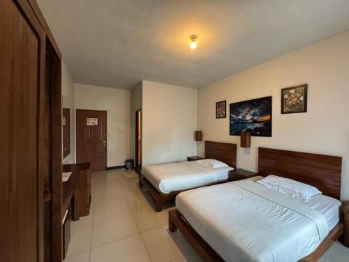 Sultan Syarif Kasim II International AirportCapital O 95046 Gefa Sleep N Go的酒店房间里有两张床