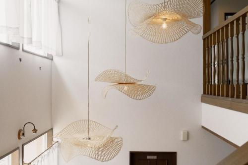 drei Regenschirme hängen in einem Zimmer an der Wand in der Unterkunft Forest and Stars Akakura Lodge in Myōkō