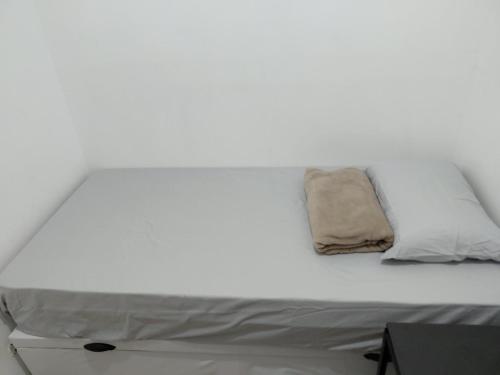 سرير أو أسرّة في غرفة في Hospedagem Residencial Butantã