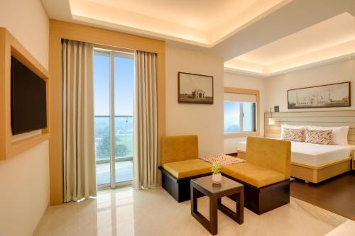Giường trong phòng chung tại Lemon Tree Suites, Gurugram