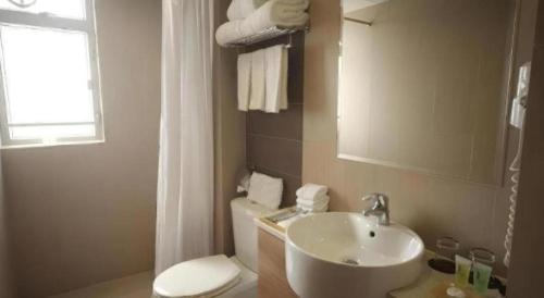 H1 Hotel في هونغ كونغ: حمام مع حوض ومرحاض ونافذة