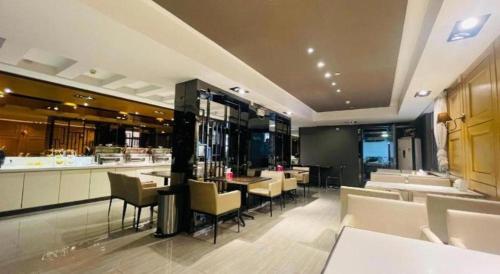un ristorante con tavoli e sedie e un bar di Jinjiang Inn Tai'an Taishan Railway Station a Tai'an