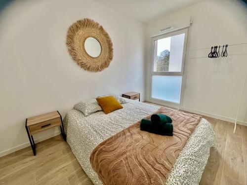A bed or beds in a room at Balcon secret - T3 neuf calme, balcon, parking, proche autoroute