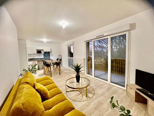 A television and/or entertainment centre at Balcon secret - T3 neuf calme, balcon, parking, proche autoroute