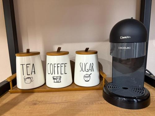 波吉邦西La Casa di Marsy的搅拌机旁边的木架子上放着三个咖啡杯