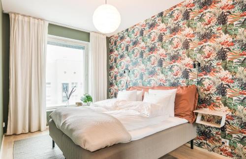 Giường trong phòng chung tại Stylish 2BR with Balcony, Free Parking, 24h Shop