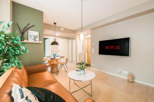 TV/trung tâm giải trí tại Stylish 2BR with Balcony, Free Parking, 24h Shop