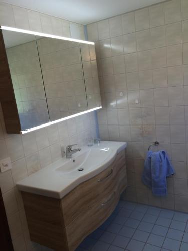 La salle de bains est pourvue d'un lavabo et d'un miroir. dans l'établissement Chalet Sunstar, à Saas-Grund