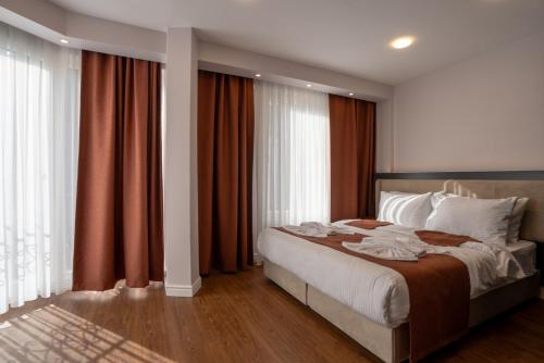 ein Schlafzimmer mit einem großen Bett mit roten Vorhängen in der Unterkunft Navoris Hotel in Istanbul