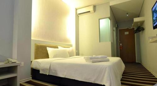 Ένα ή περισσότερα κρεβάτια σε δωμάτιο στο First Residence Hotel Kemaman