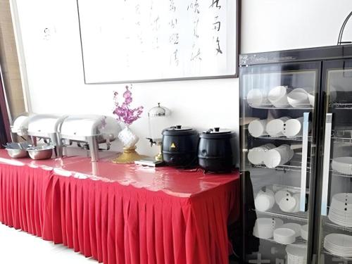 Η κουζίνα ή μικρή κουζίνα στο Super 8 Hotel Xi'an Dayan Tower Heping Gate Metro Station