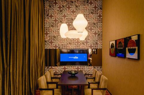 Mercure Singapore Bugisにあるテレビまたはエンターテインメントセンター
