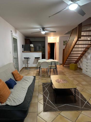 圣皮埃尔Villa Corbeil的客厅里有一张沙发和一张桌子。