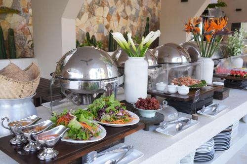 um buffet com pratos de comida numa mesa em De' Tuva Resort Mui Ne em Mui Ne