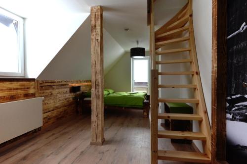 Ein Bett oder Betten in einem Zimmer der Unterkunft Apartmány Benecko 155