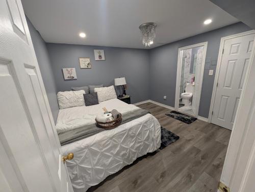 una camera da letto con un letto grande e un bagno di Stunning-Luxury-Cozy Private Suite In Ajax ad Ajax