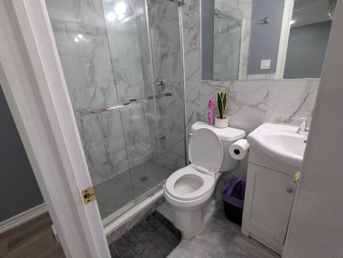 un bagno con doccia, WC e lavandino di Stunning-Luxury-Cozy Private Suite In Ajax ad Ajax