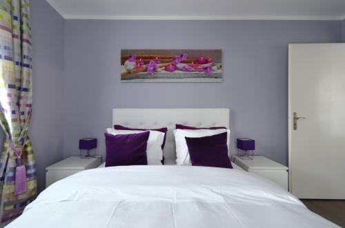 Een bed of bedden in een kamer bij Djanea Luxury Apartment - Disneyland Paris
