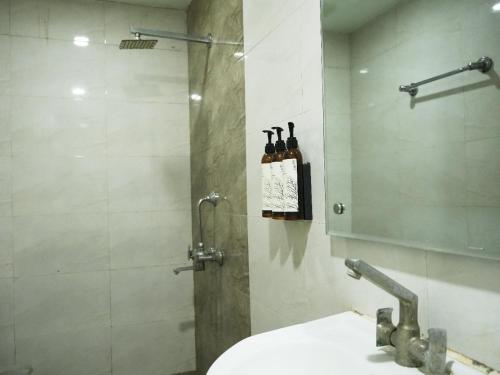 Koupelna v ubytování Hotel Modesty#New Delhi#Mahipalpur#Lift#Restaurant#Top Rated Property