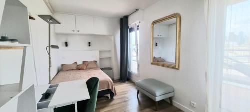 Un pat sau paturi într-o cameră la Special View Paris & La Défense