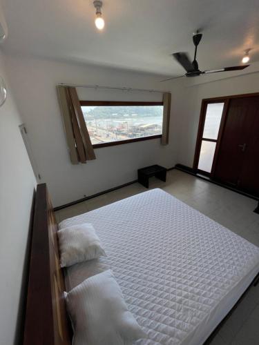 ゴールにあるMilano Apartment & Roomsの窓のある部屋にある白いベッド