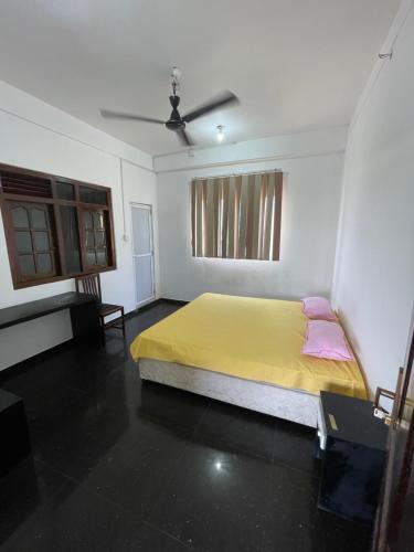 ゴールにあるMilano Apartment & Roomsのベッドルーム1室(黄色いベッド1台、窓付)