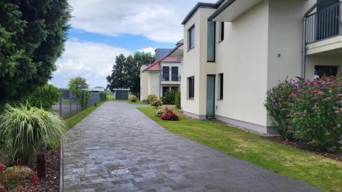 a driveway leading to a house at Ferienwohnung in Zingst Müggenburg, hochwertig und ruhig urlauben in Müggenburg