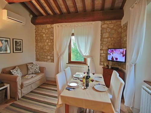 ein Wohnzimmer mit Tisch und Couch in der Unterkunft Modern holiday home in Foligno - Loc with pool in Case Vecchie