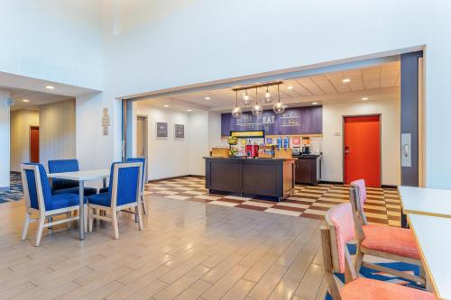 Гостиная зона в Hampton Inn and Suites Parkersburg Downtown