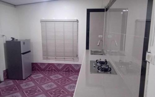 a bathroom with a sink and a shower in it at Serenity House khlongnin in Phra Ae beach