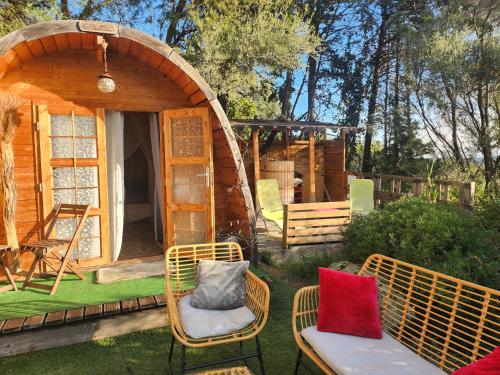 un gazebo con panca e sedie in cortile di Chambre Mustang avec piscine Villa CasaEva a Porto Vecchio