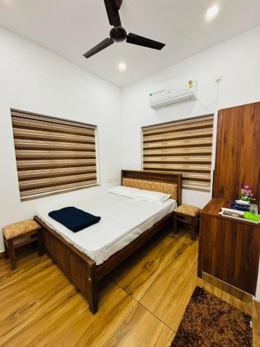 Postel nebo postele na pokoji v ubytování GREEN VILLA CHIRACKAL GARDENs