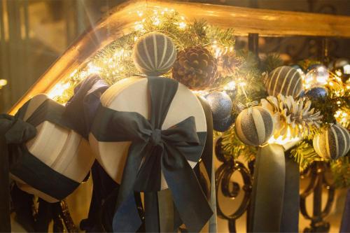 un'esposizione di ornamenti natalizi su un tavolo di Radisson Collection Astorija Hotel, Vilnius a Vilnius