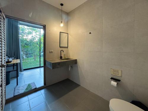 Et badeværelse på Kanchaya Residence Apartment