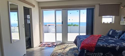 una camera da letto con un letto e vista sull'oceano di Bella Vanti Views Self Catering a West Point