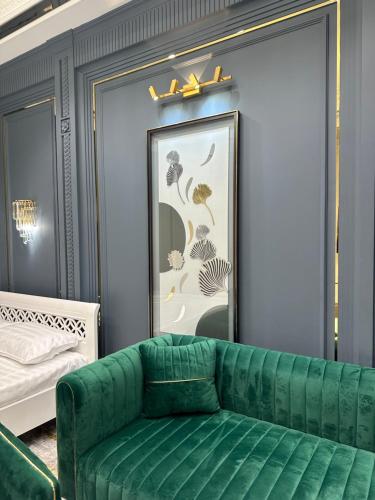 divano verde in camera con letto di NestOne - Apartment hotels a Tashkent