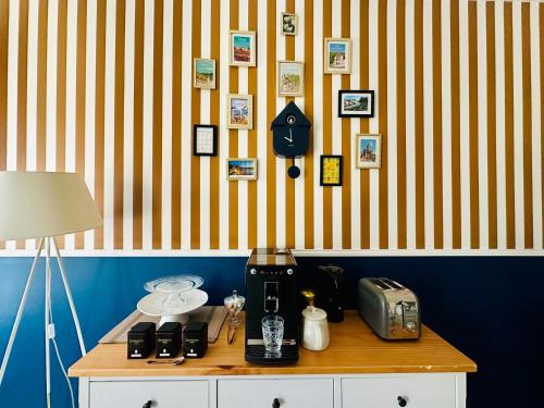 SeurreEcrin de Saône的桌子上放着一台搅拌机，墙上挂着一个钟。