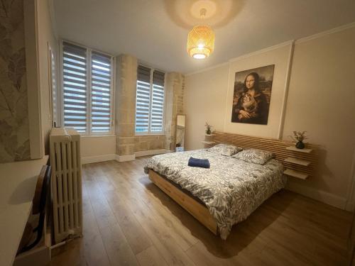Postel nebo postele na pokoji v ubytování La Cour du Prince - F2 Centre-ville avec cour