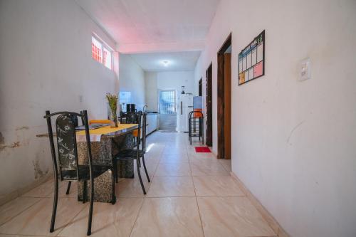 a hallway with a table and chairs in a room at Doce Lar 58-Casa de Hóspedes in Cabo de Santo Agostinho