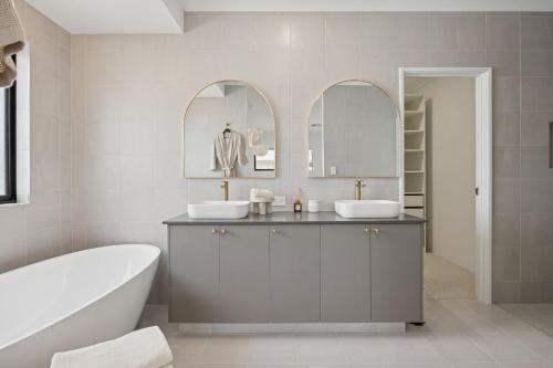 O baie la The Sanctuary Luxe Pool Retreat Near The Beach