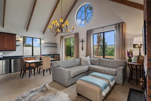 Nottingham RoadHemyock Farm Moon Cottage的客厅里有一张沙发和一张桌子。