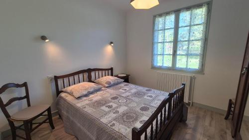 a bedroom with a bed and a window at Verte Rive – Maison climatisée en bord de Dordogne in Cénac-et-Saint-Julien