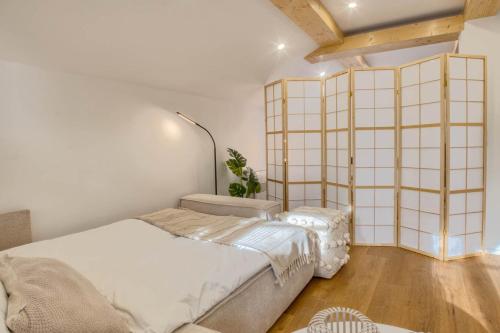 a bedroom with a bed and a lamp in it at Alpenloft mit Garten & BBQ am Chiemsee by Dollop Living in Bernau am Chiemsee