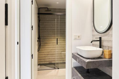 a bathroom with a sink and a shower at La Carrera 7 - La Catedral - Parking sujeto a disponibilidad in Jaén