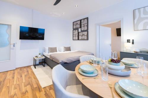 TV a/nebo společenská místnost v ubytování FlowApartment Hof, 24h Checkin, IR-Sauna, Parkplatz, WLan250Mbit